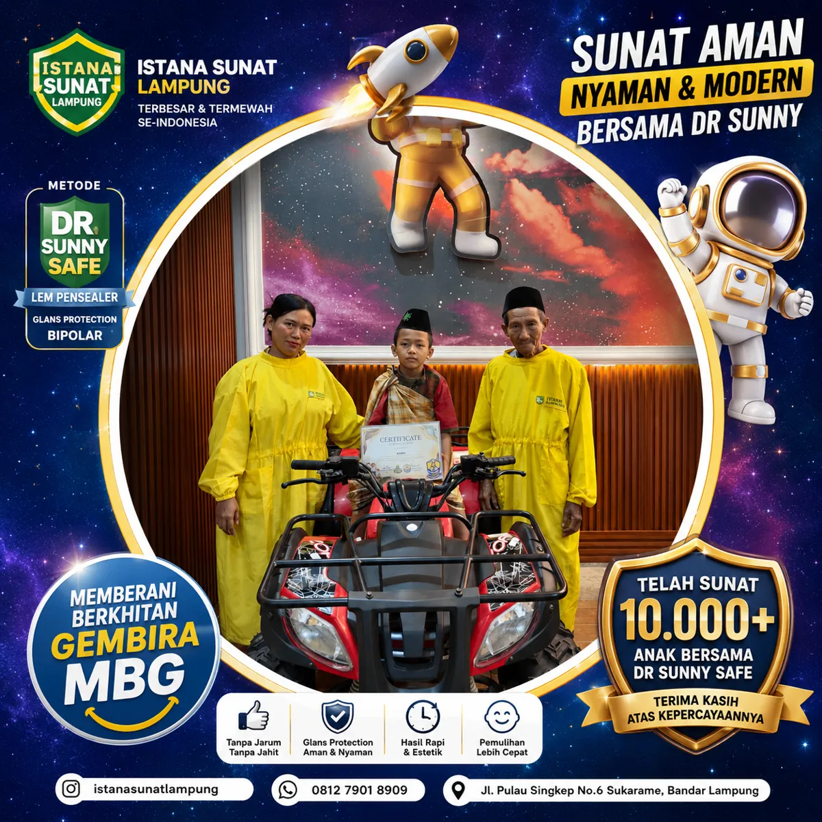 Anak menerima sertifikat khitan bersama keluarga di area foto bertema astronot