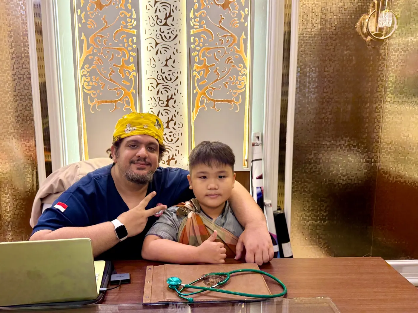 dr. Sunny Wadhwa berfoto bersama pasien anak setelah khitan