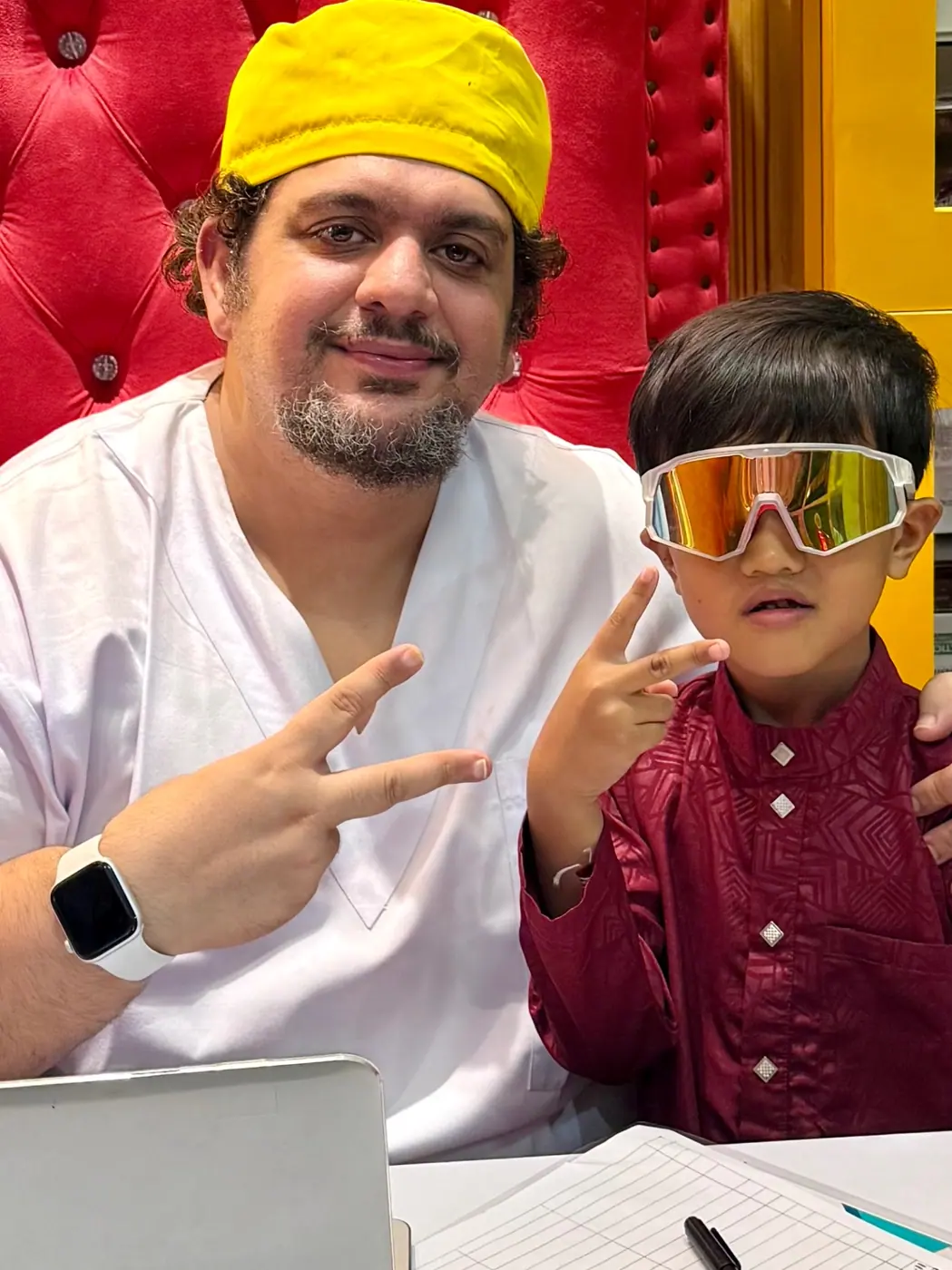 Anak memakai kacamata keren berfoto bersama dr. Sunny di ruang konsultasi