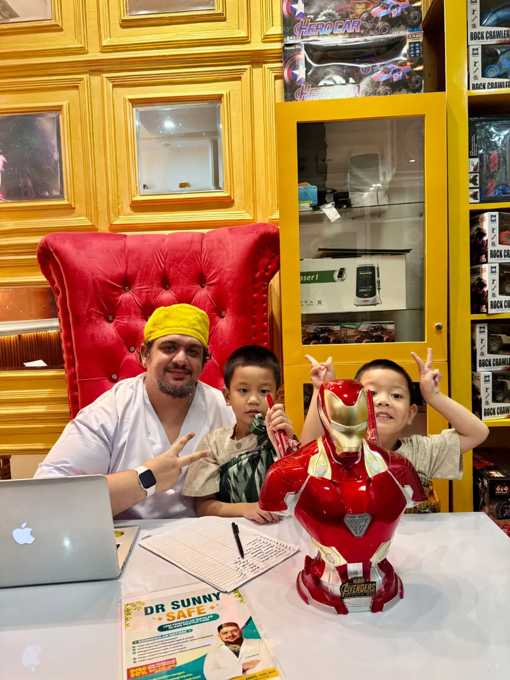 Dua anak jagoan berfoto ceria bersama dokter di ruang khitan bertema superhero