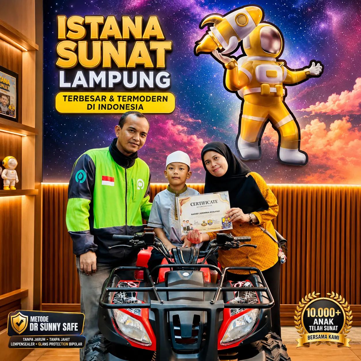Anak memegang sertifikat khitan bersama kedua orang tuanya di area foto ATV