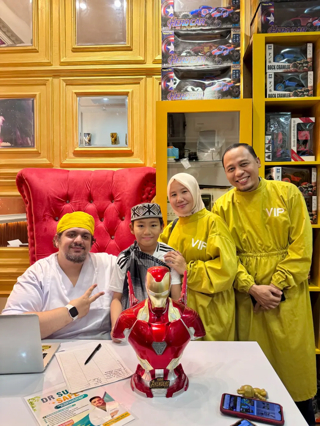 Orang tua berjubah VIP kuning mendampingi anak bersama dokter