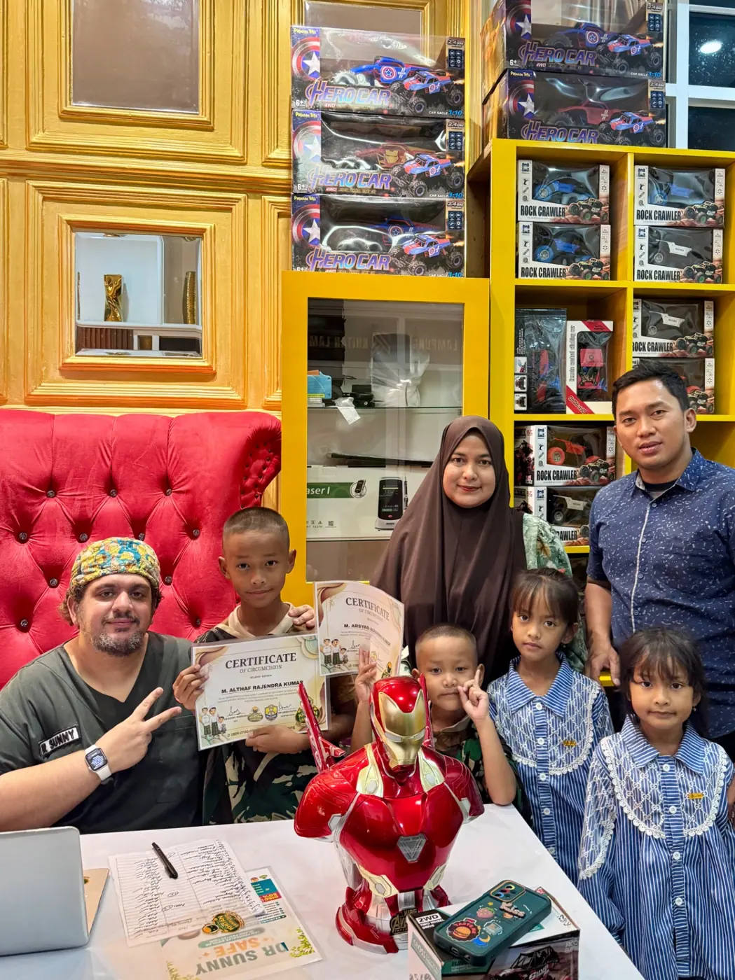 Anak menerima sertifikat khitan bersama keluarga besar di klinik